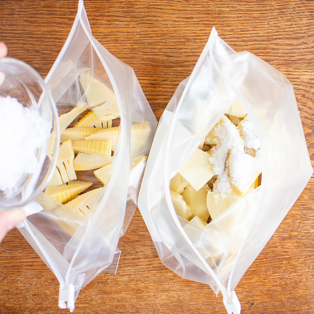 食品保存袋に竹の子や調味料を入れ、保存している様子。