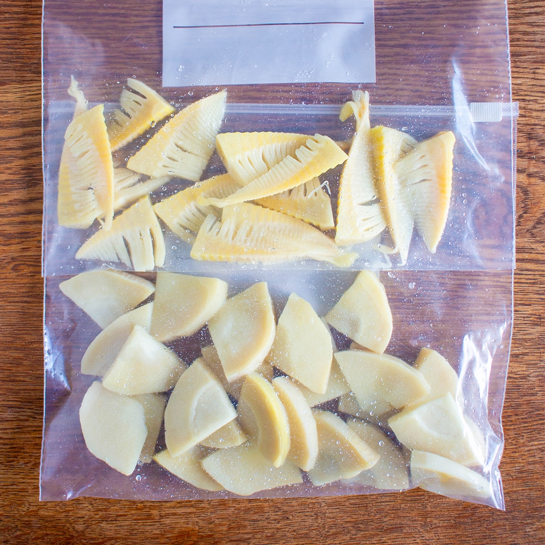 冷凍保存バッグに入ったスライスされたタケノコ。