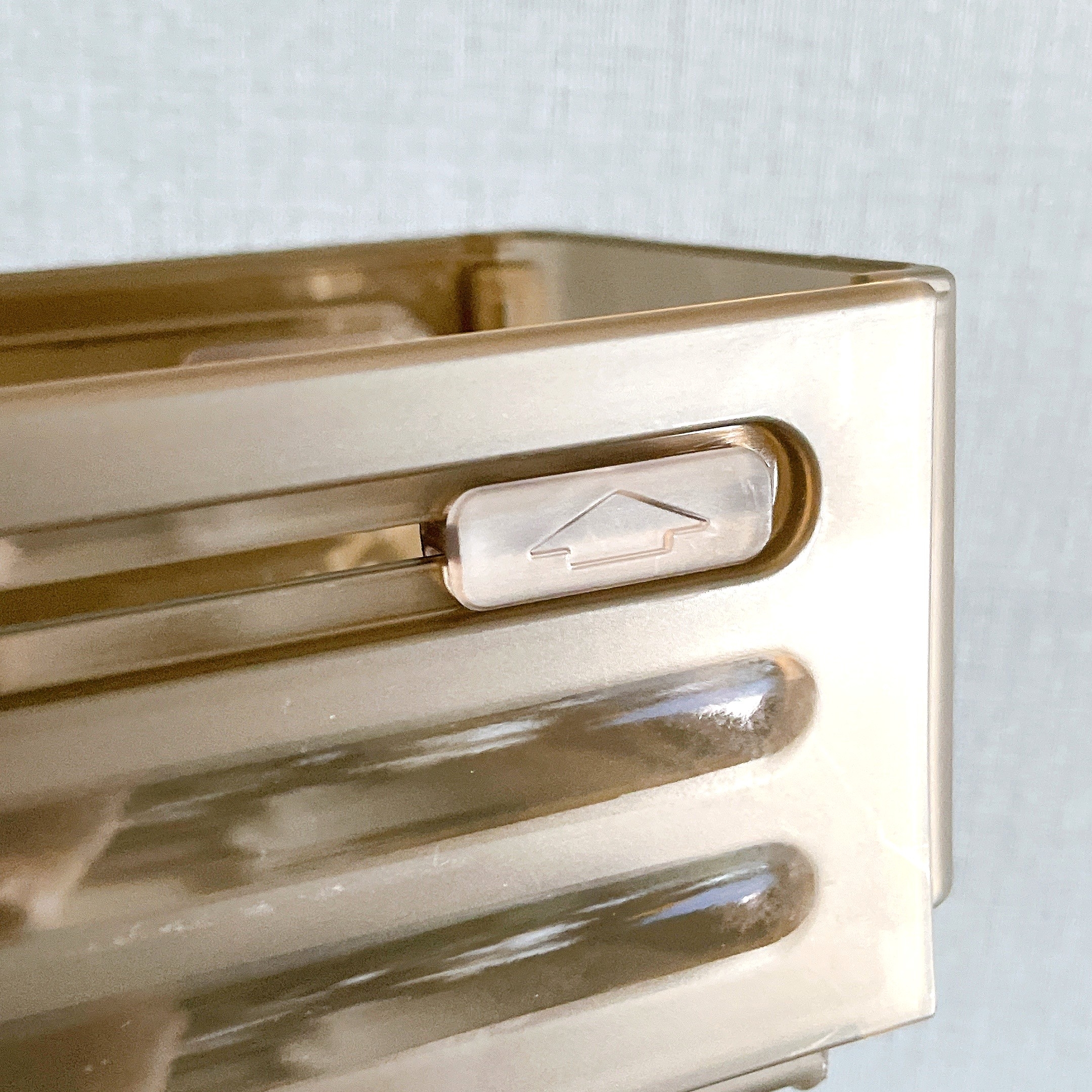 プラスチック製の透明な引き出しの取っ手部分が映っている画像。