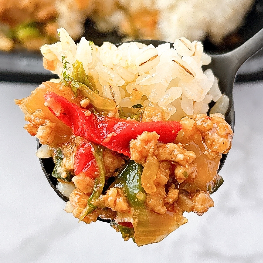 フォークに白米と挽肉、野菜の炒め物がのったアップ写真。