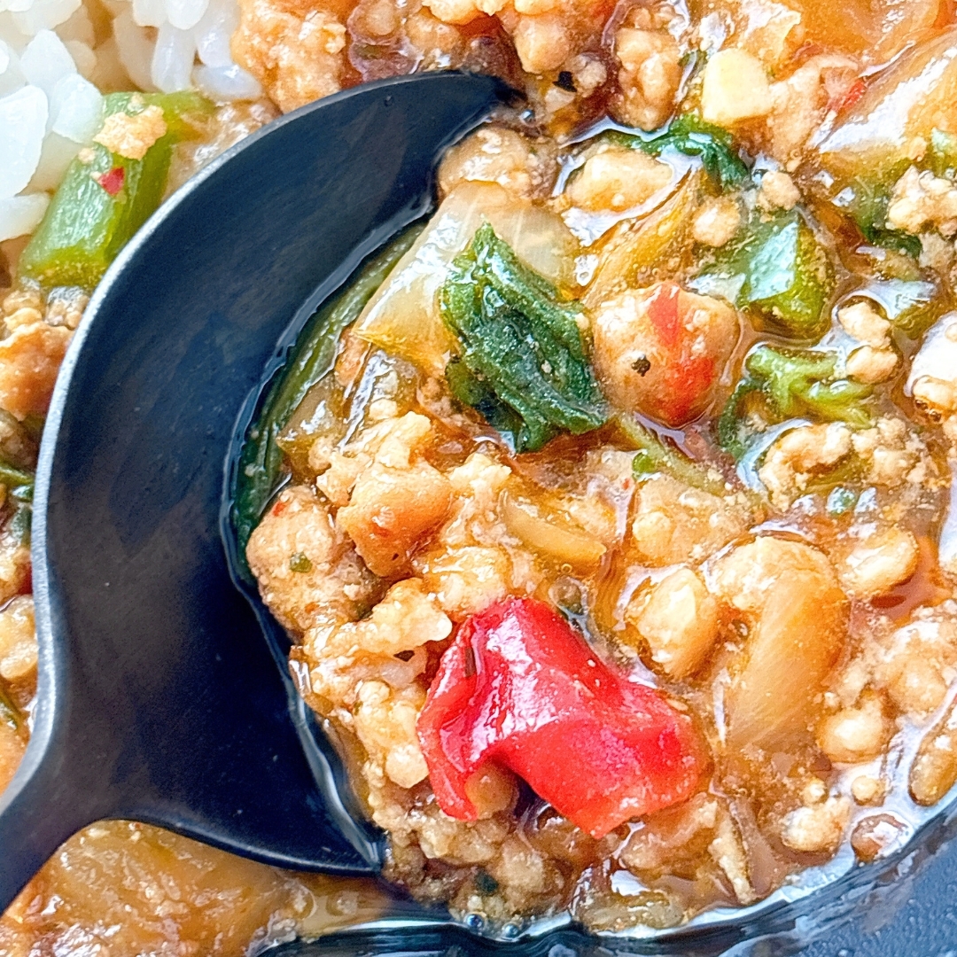 スプーンで盛られた具沢山の餡かけ料理。野菜と挽肉が見える。