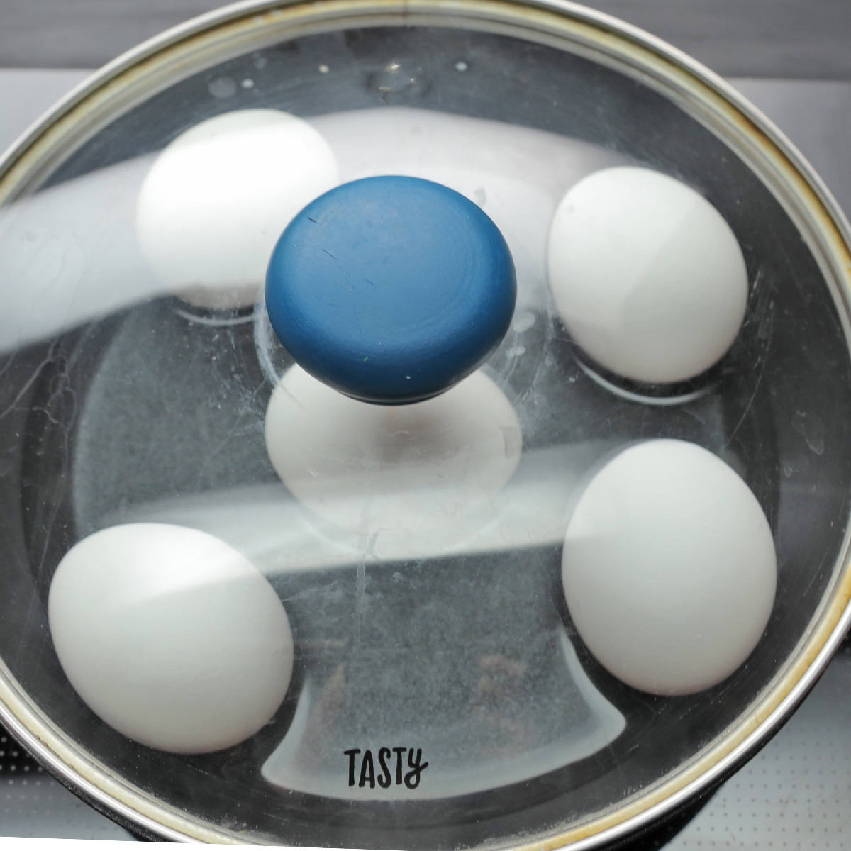 鍋に蓋をして卵を茹でている様子。蓋には蒸気が付いている。