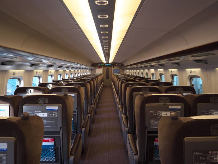 新幹線車内の座席のイメージ(TokioMarineLife / Getty Images)