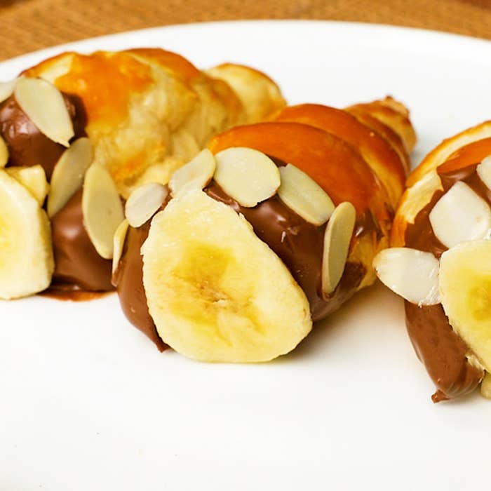 クロワッサンにバナナ、チョコレート、アーモンドスライスがのったデザート。