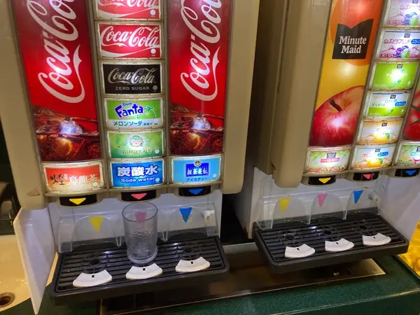 サイゼリヤにあるドリンクサーバー(都内で撮影/BuzzFeed Japan)