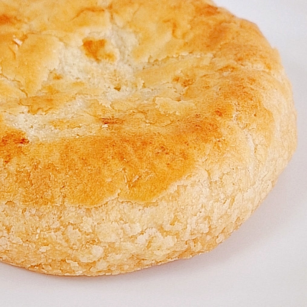 パイのクローズアップ。サクサクした皮が強調され、美味しそうに見える。