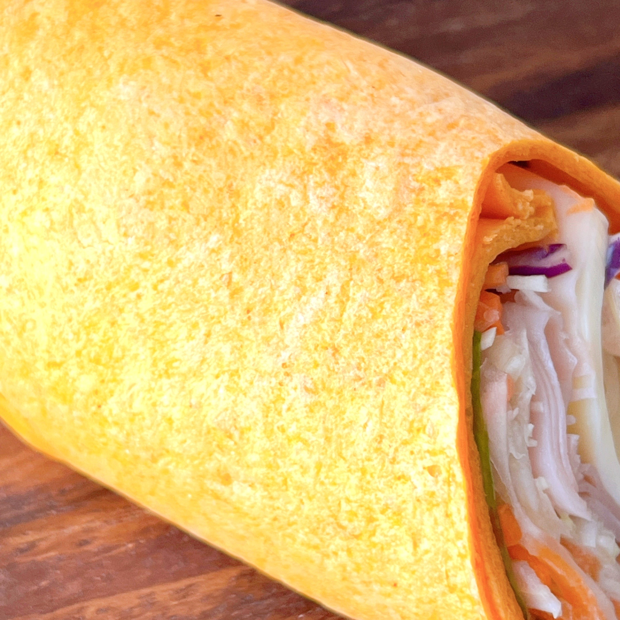 ターキーと野菜がトルティーヤに巻かれたサンドイッチ。