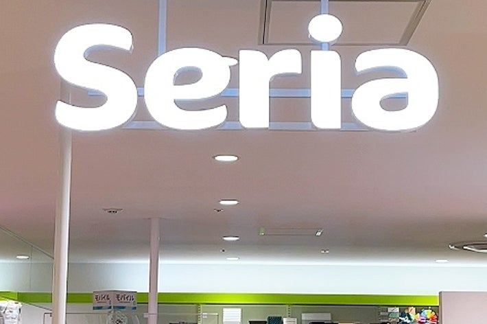 店内のセリアの看板と商品棚。人々が買い物をしている様子。