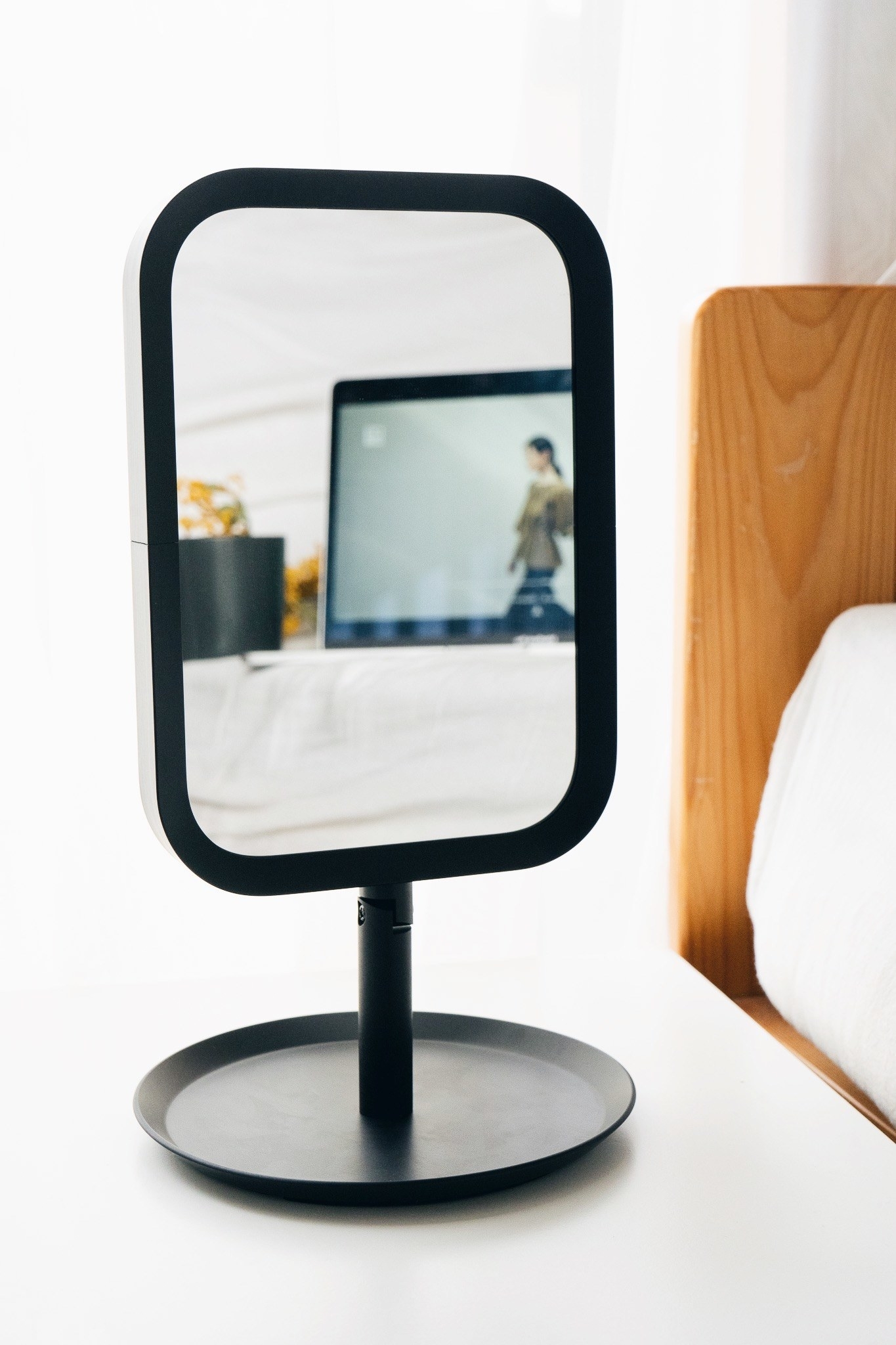 IKEA(イケア)の「LINDBYN リンドビーン テーブルミラー」