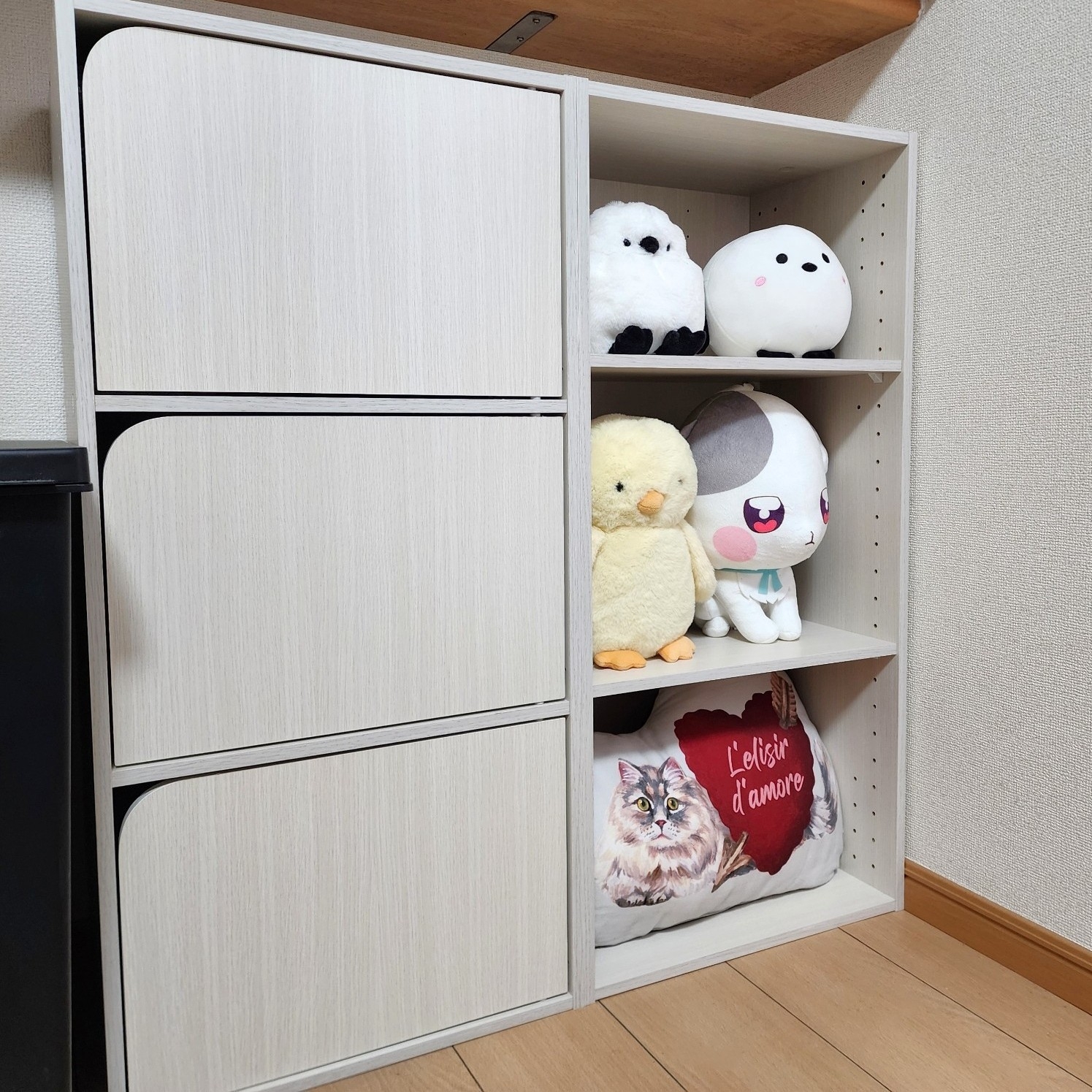 棚にぬいぐるみやクッションが置かれているシーン。