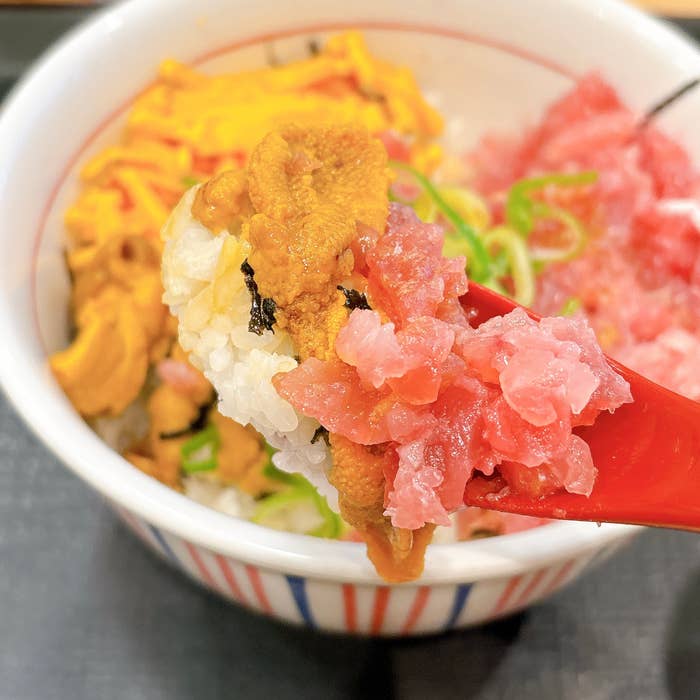 なか卯の「ウニまぐろ丼」