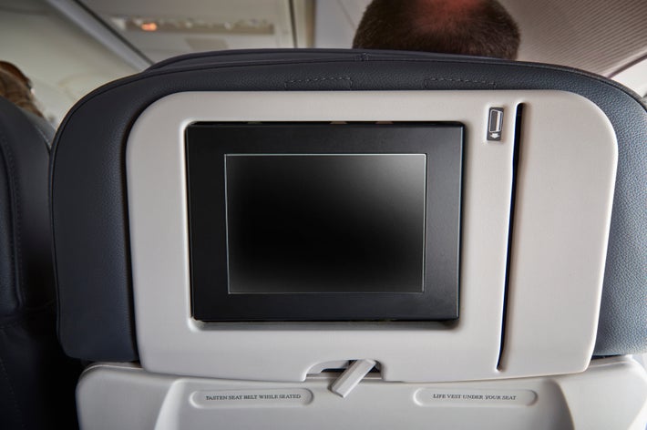 飛行機の座席の背面にある小型モニター。