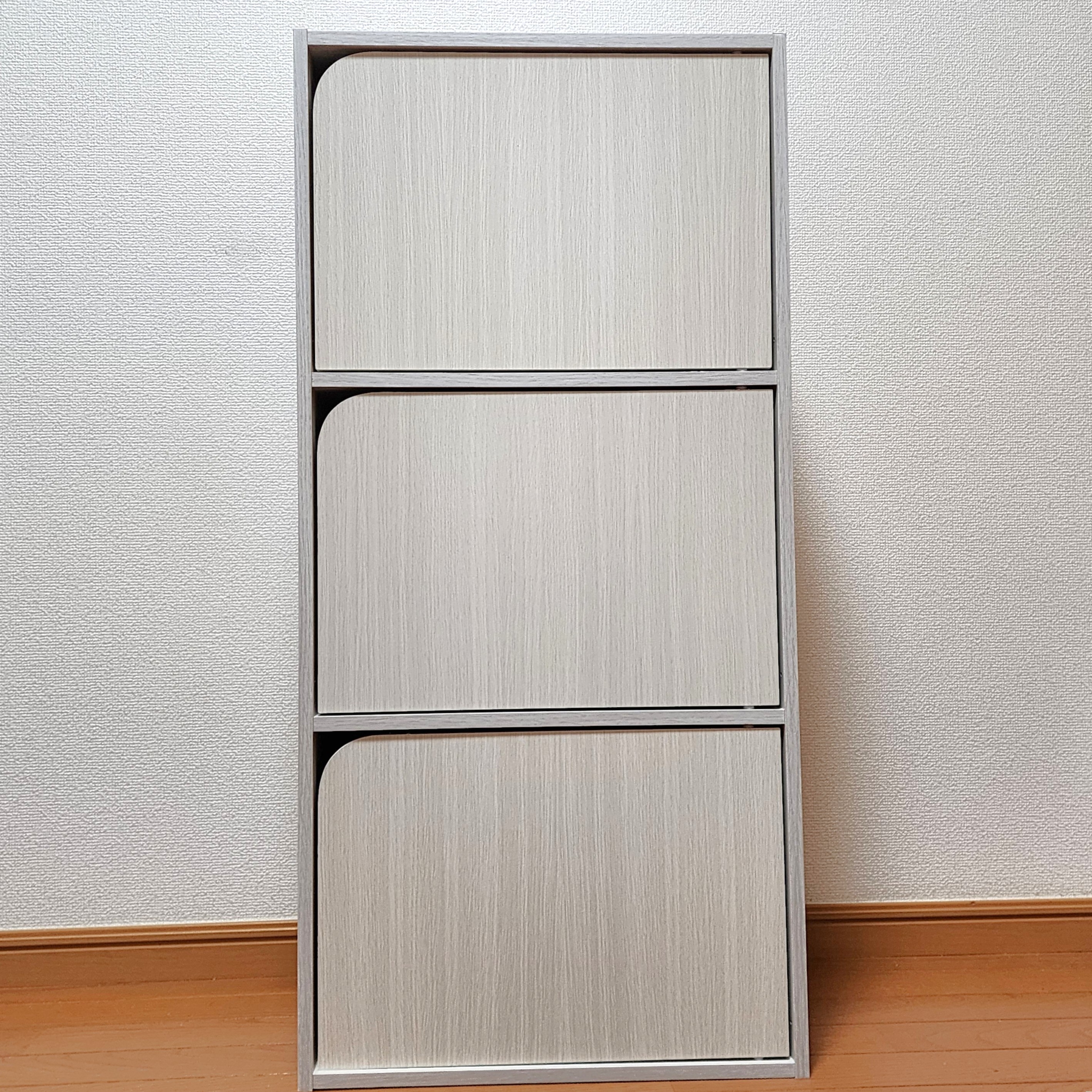 3段の収納キャビネットが室内に置かれている。シンプルなデザインで、すっきりとした外観。