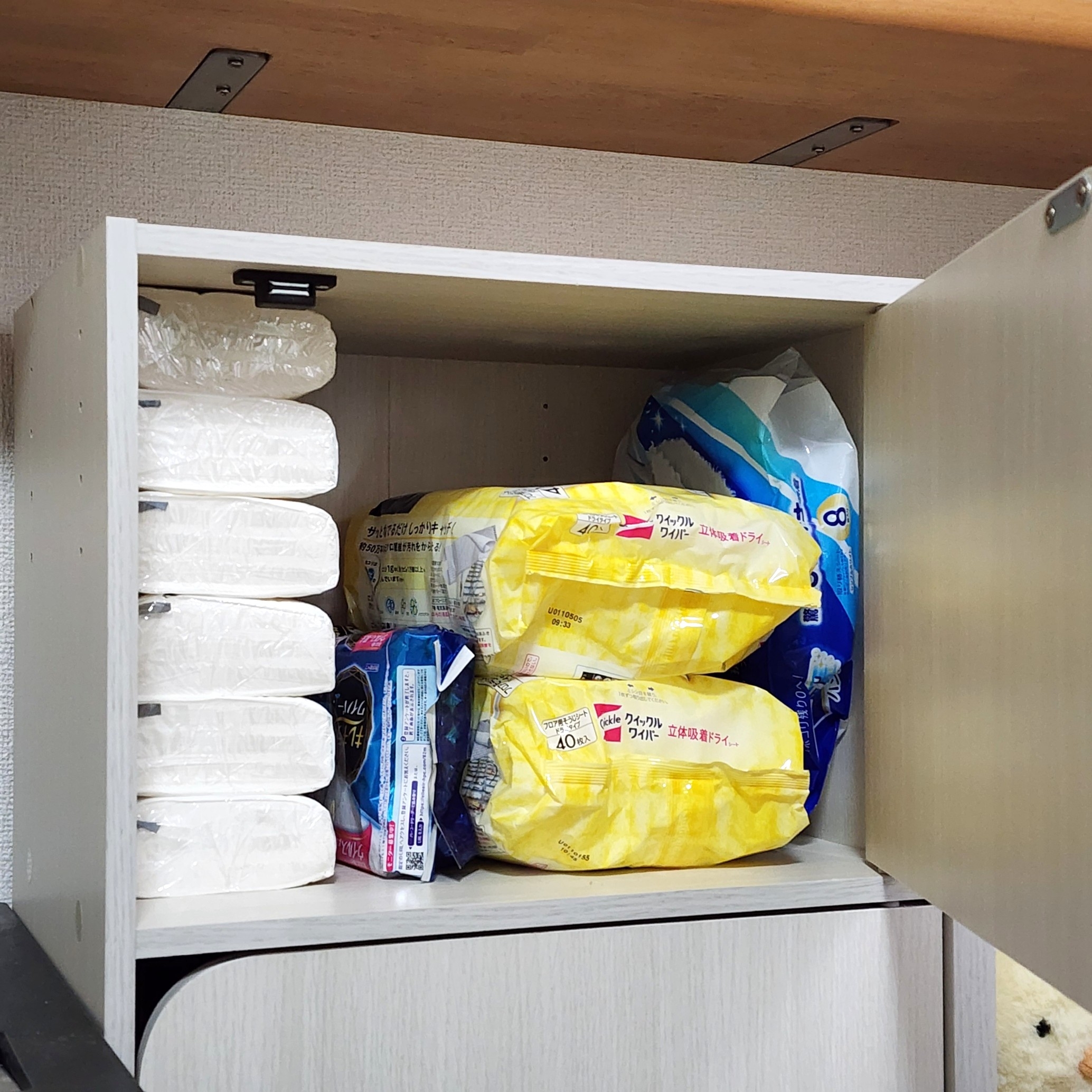 棚の中に収納された紙おむつのパッケージや衛生用品。