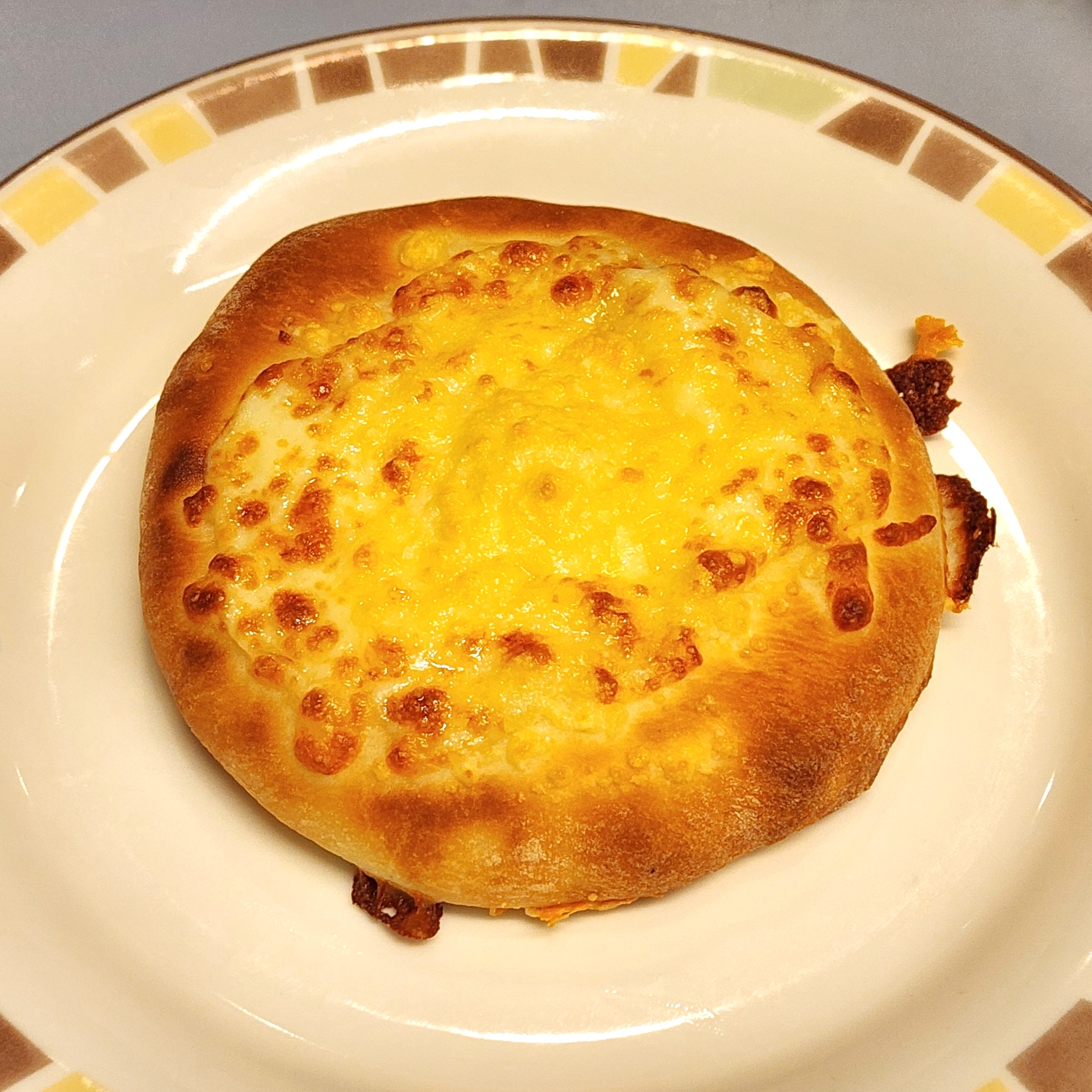 皿に載った焼き立てのチーズパン。