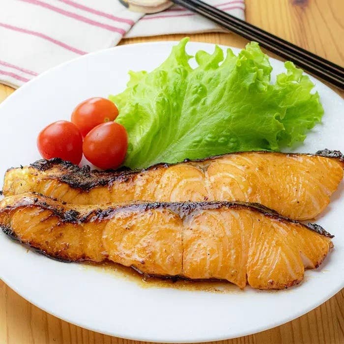 皿に焼き鮭、レタス、ミニトマトがのっている。