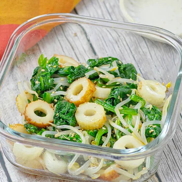 野菜とちくわの炒め物がガラスの容器に入っている。