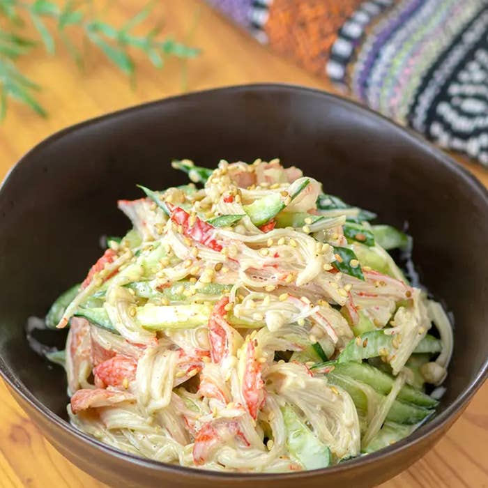 クリーミーなドレッシングがかかった蟹風味のサラダ。きゅうりの細切りとゴマのトッピングが味わいを引き立てる。