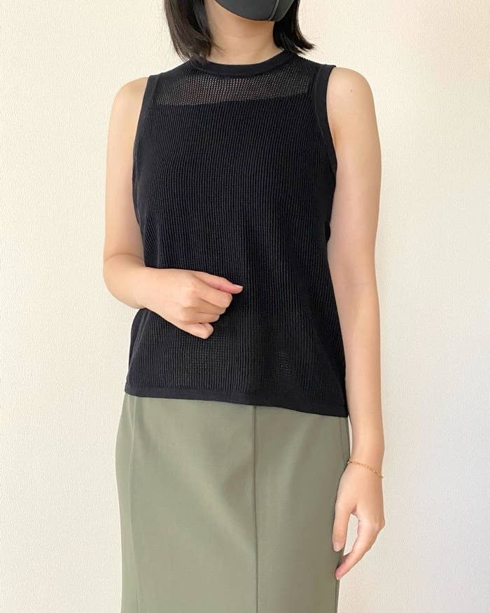 ユニクロの「メッシュクルーネックセーターノースリーブ」