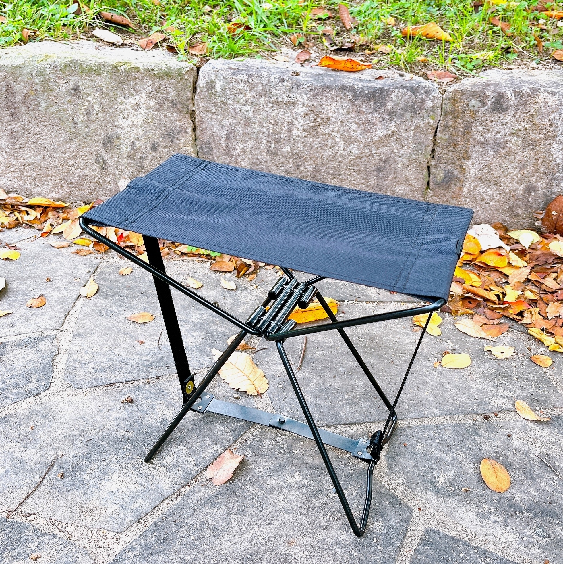 キャンドゥの「折りたたみ椅子バック付ブラック」