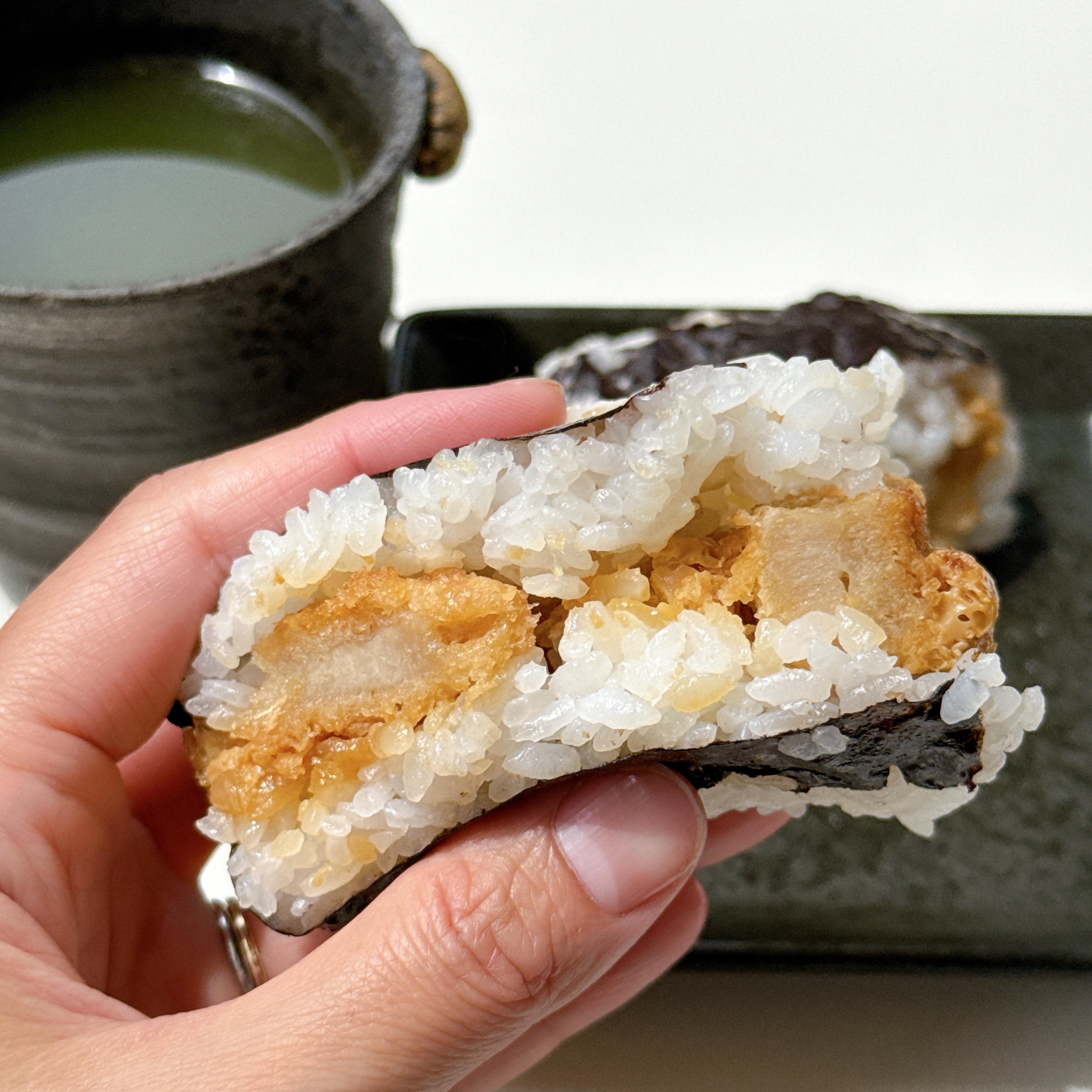 セブン「具だくさんおむすび かつ丼」