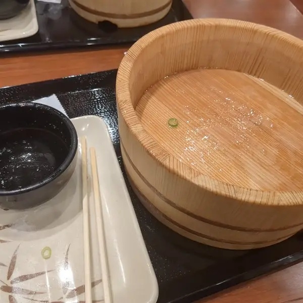 丸亀製麺・釜揚げうどん桶　サイン入り 丸亀製麺・釜揚げうどん桶 サイン入り - メルカリ