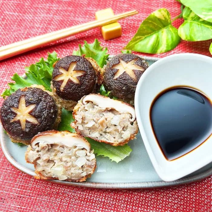 皿にのったシイタケ、ソース添え。リーフ形の飾りがついています。