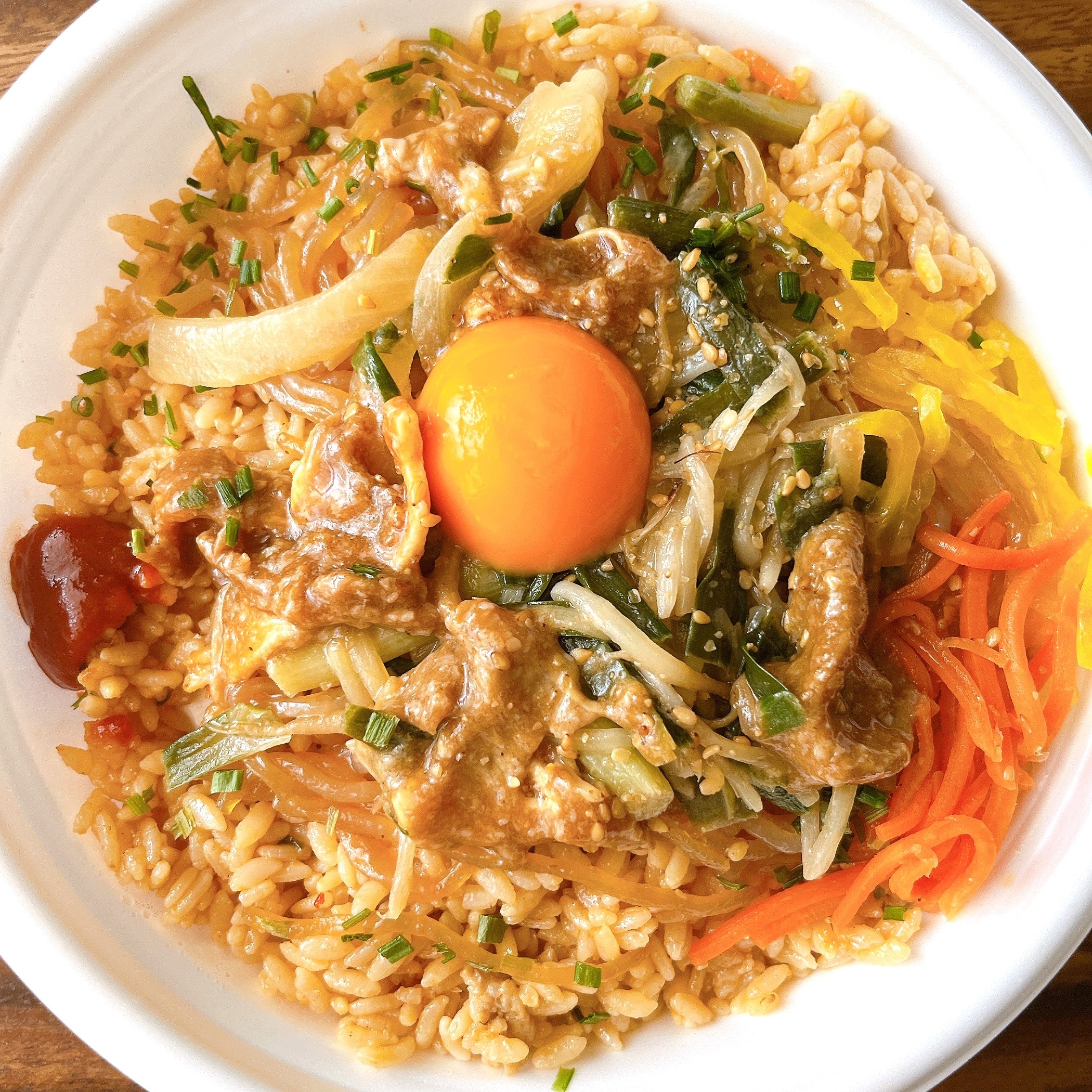 ファミリーマートの「特製甘辛タレが決め手のプルコギ&ビビンバ炒飯」