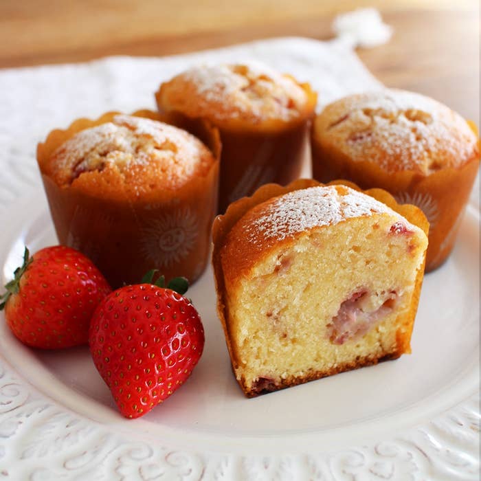 いちごとカップケーキが皿に盛られている。カップケーキの断面にはいちごの果肉が見える。