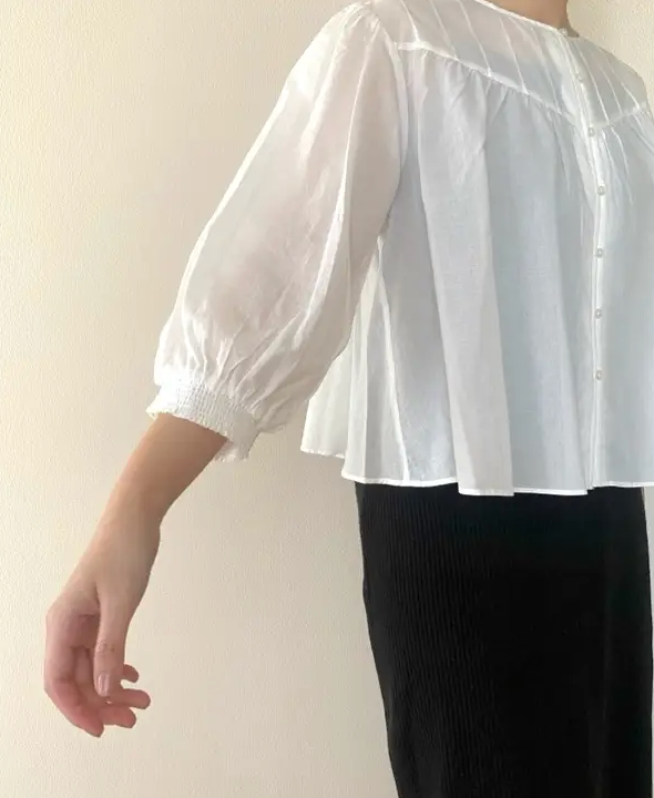 ユニクロの「コットンシアーブラウス7分袖」