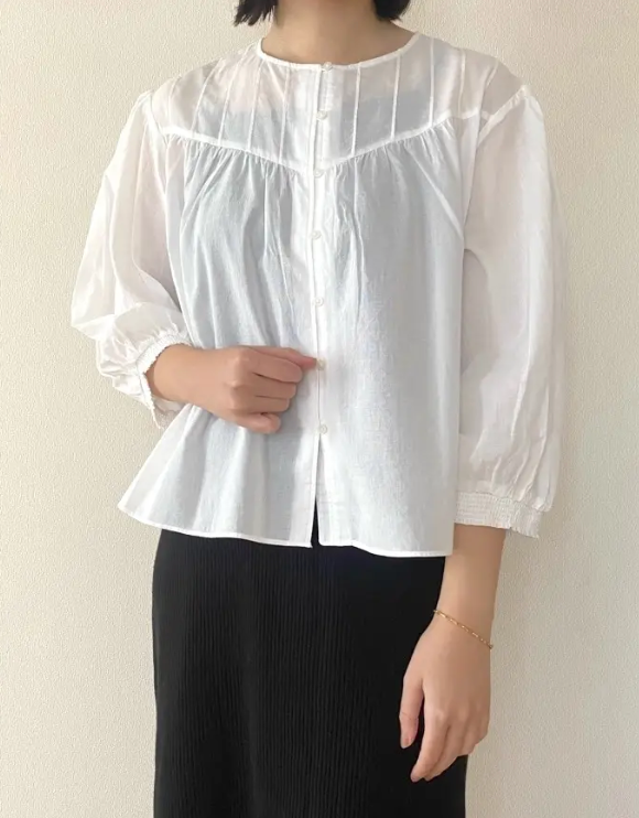 ユニクロの「コットンシアーブラウス7分袖」