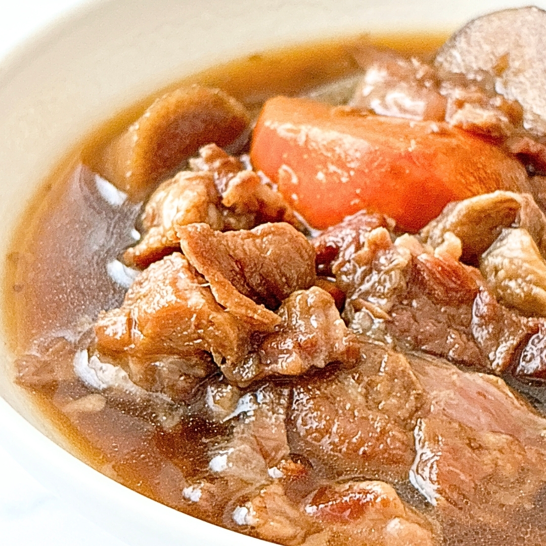 ビーフシチューのクローズアップ。柔らかな牛肉と野菜が見える。