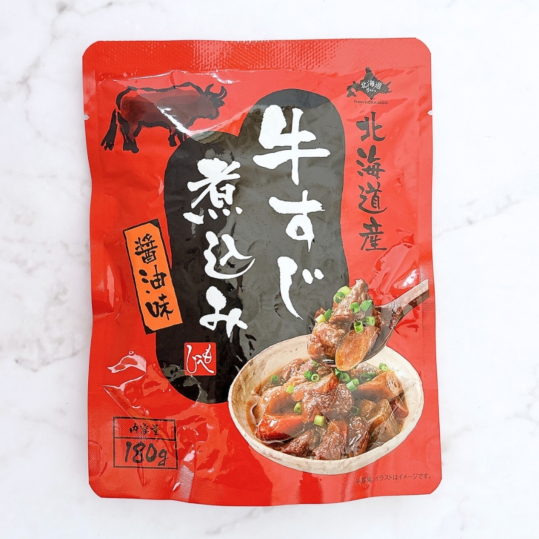 牛すじ煮込みのパッケージ。牛肉と野菜の調理済み料理が描かれている。北海道産、醤油味と記載。