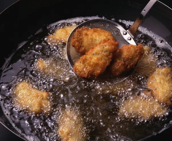 揚げ物を調理するイメージ画像(Mixa / Getty Images)