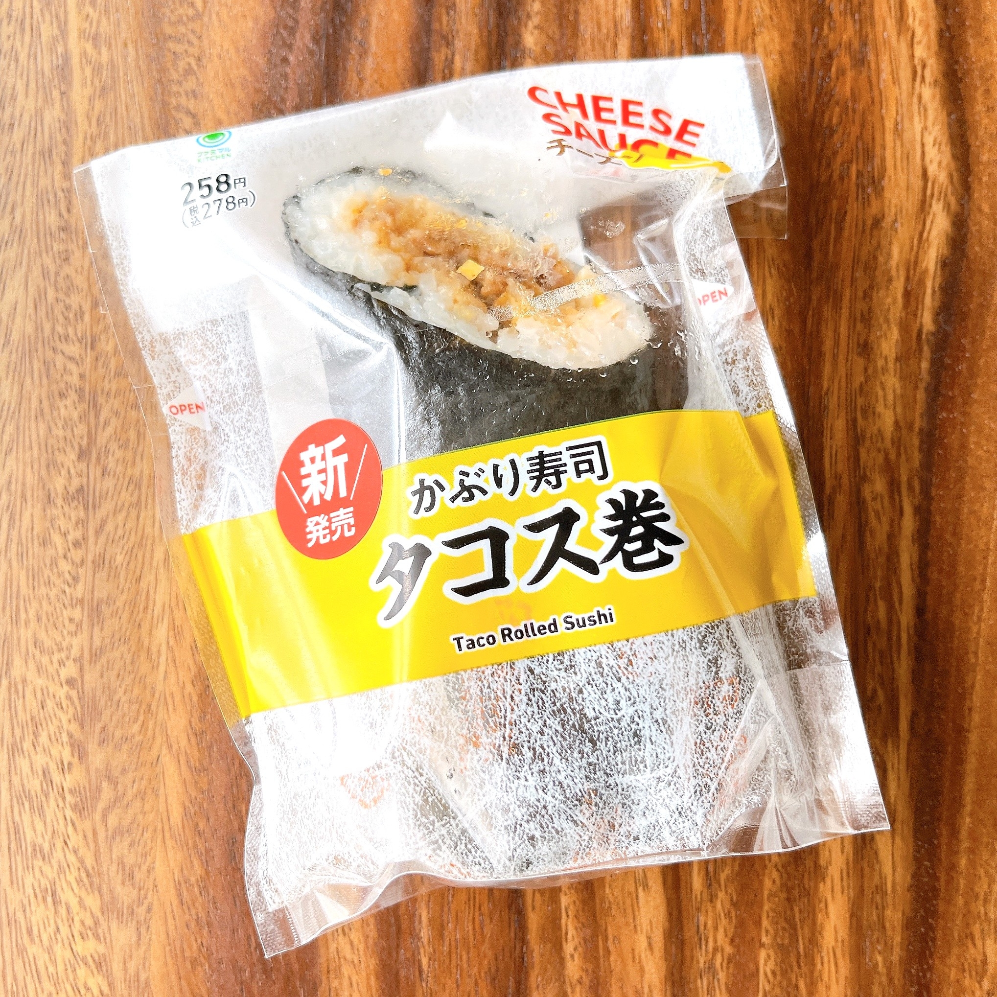 たこ巻き寿司が透明なパッケージに入っていて、「チーズソース」と表示されています。