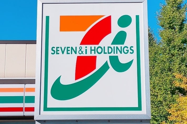 セブン＆アイ・ホールディングスの看板が店舗の外にあります。