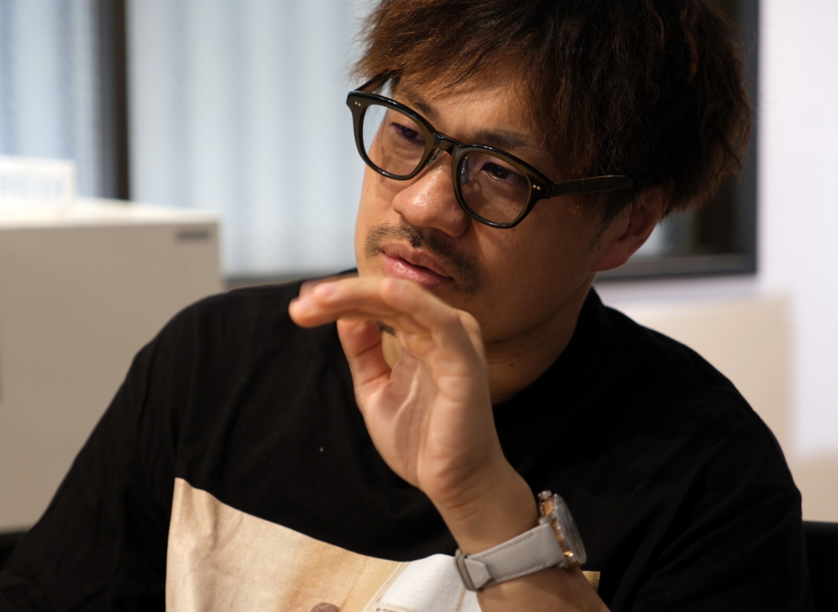 インタビューに応じる清川忠康さん