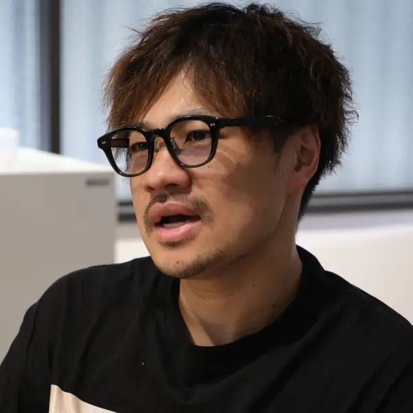 インタビューに応じる清川忠康さん