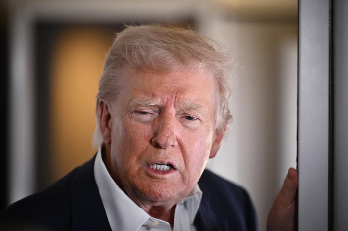 分かりませんが、人が室内で話している様子です。