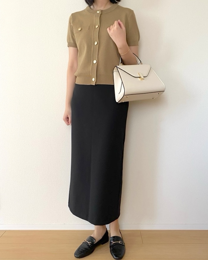 GUの「メタルボタンカーディガン（半袖）Q」