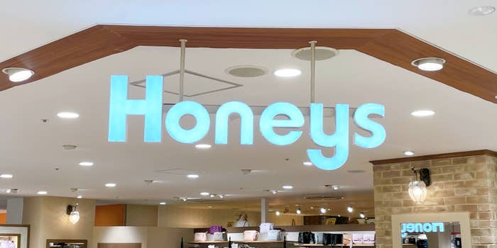 店内のショッピングエリアで「Honeys」の店舗看板が表示されています。