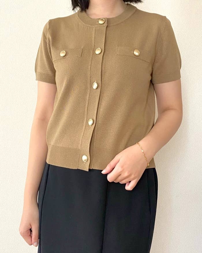 GUの「メタルボタンカーディガン（半袖）Q」