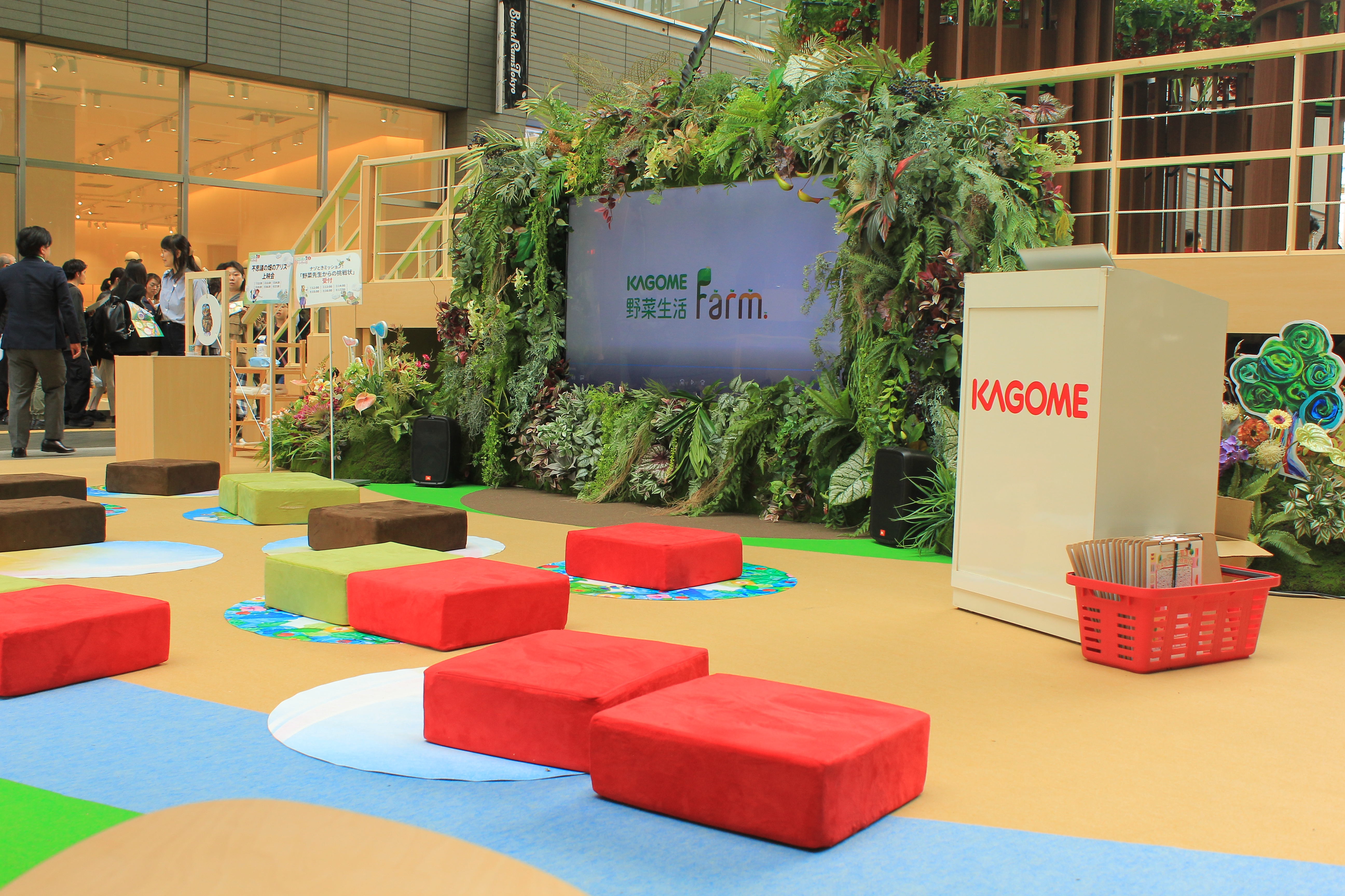 キッズ向けコーナーに設置された大型モニター（撮影：荒井啓仁 / BuzzFeed Japan）