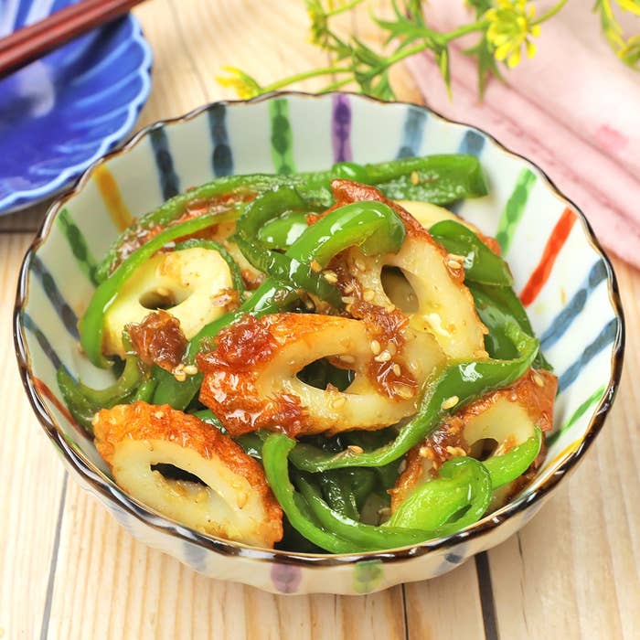 ちくわとピーマンの炒め物が盛られた皿。鮮やかな見た目が食欲をそそる。