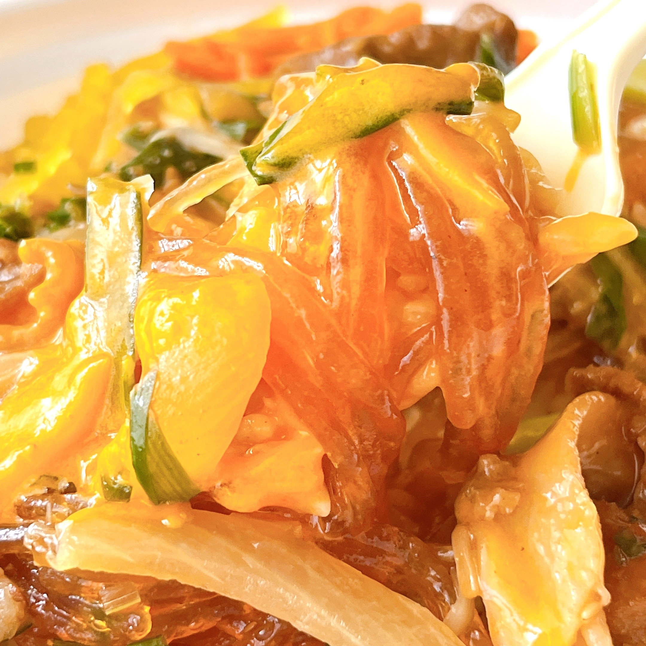 皿に盛られたチャプチェ、春雨が野菜や肉と絡んでいる。