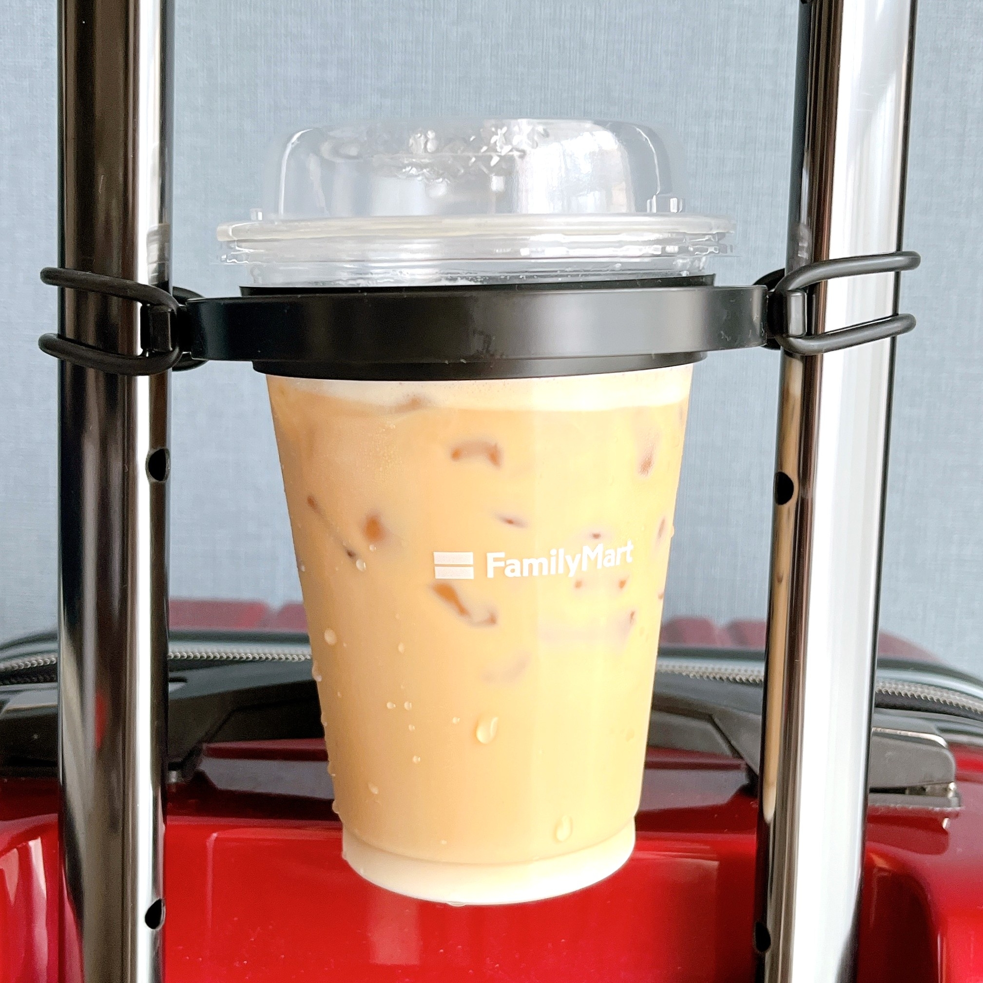 3COINSの「スーツケースカップホルダー」