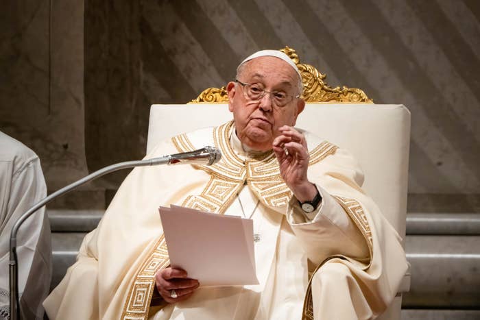 晩餐会で演説するフランシスコ教皇(2025年2月撮影)