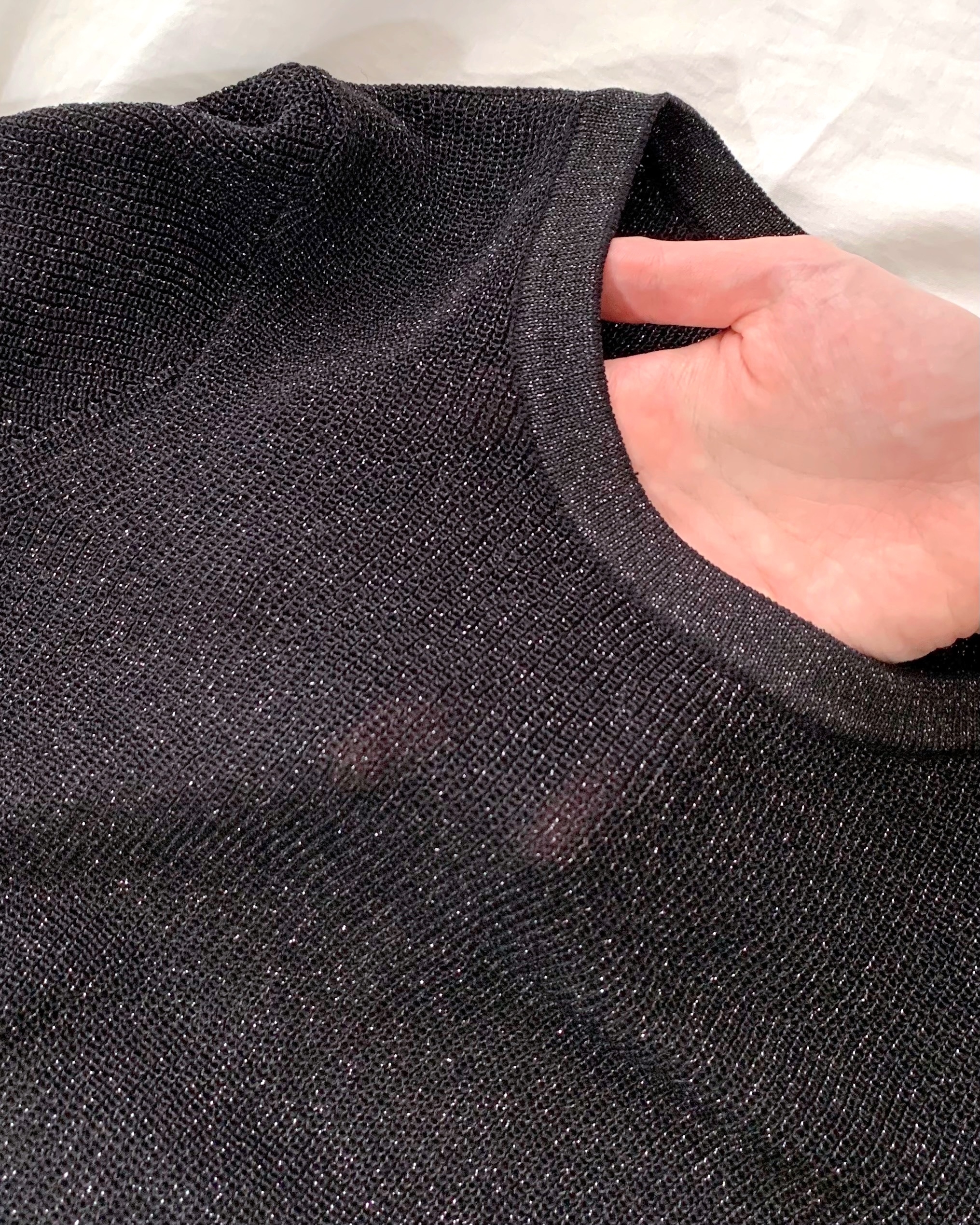 GUの「シアーラメセーター(半袖)Q」