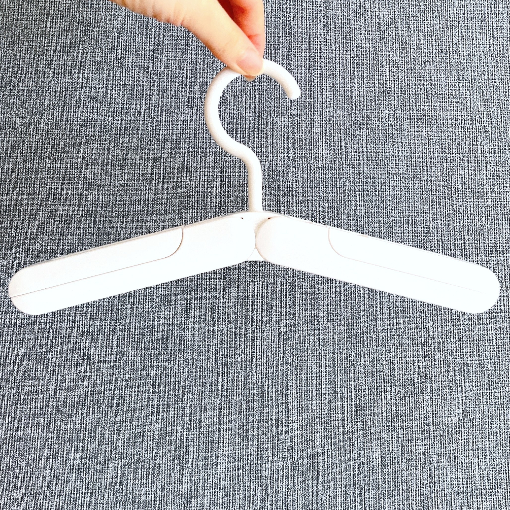 3COINSの「折りたたみハンガー3本セット」