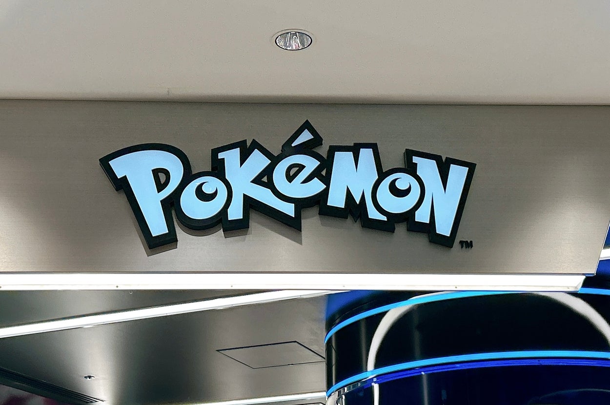 ポケモンのロゴが表示された屋内のサイン。商業施設内のシーン。